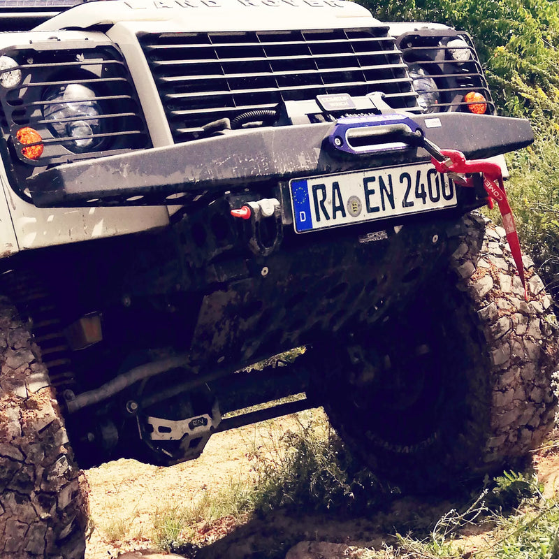 Load image into Gallery viewer, Defender Windenstoßstange von ENGAGE4X4,  passend für fasst alle gängigen Seilwinden wie WARN, Superwinch, ComeUP, NovaWinch, Horntools, WinchMax, und viele mehr. 
Die ENGAGE4X4 Seilwindenstoßstange wird mit Teilegutachten geliefert. 
