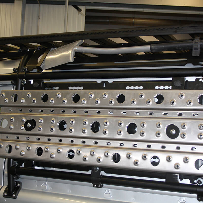 Załaduj obraz do przeglądarki galerii, https://4ward4x4.cstatic.io/media/4e/8b/70/1670579725/cage-carrier-and-lockable-foldable-sand-track-mounts.jpg
