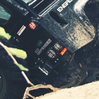 Stabile Lampnschutzgitter für Land Rover Defender ab Baujahr 2002 aus robusten Stahl... Schützen die Rückleuchten zuverlässig